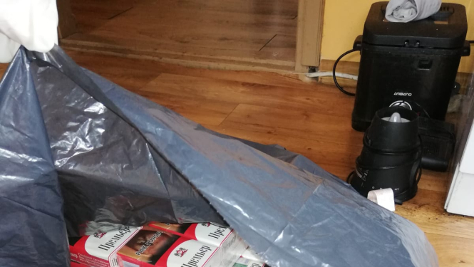 Melns maiss, kurā saliktas cigarešu paciņas