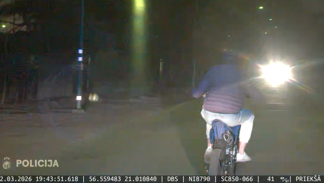 15 gadīgs motocikla vadītājs bēg no policijas
