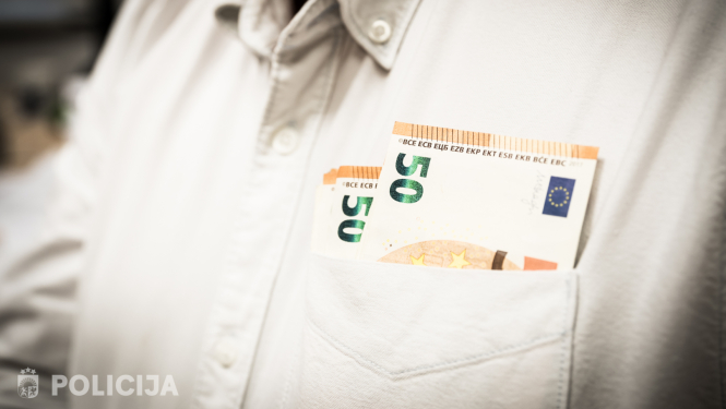 Skaidra nauda ielikta krekla kabatā