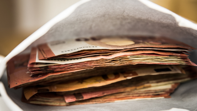 Banknotes ieliktas baltā aploksnē