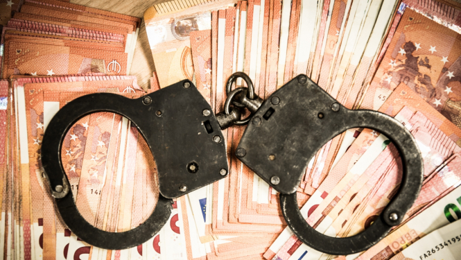 Rokudzelži, kas stāv uz naudas banknotēm