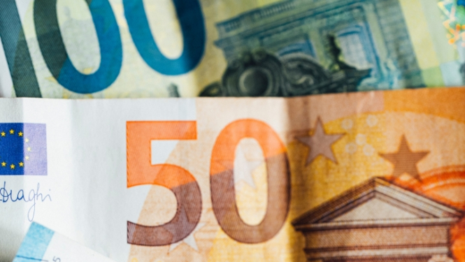 Daļēji aizsedzot citai citu, bet nominālvērtību atstājot redzamu, cita uz citas novietas 100, 50, 20 un 10 eiro banknotes