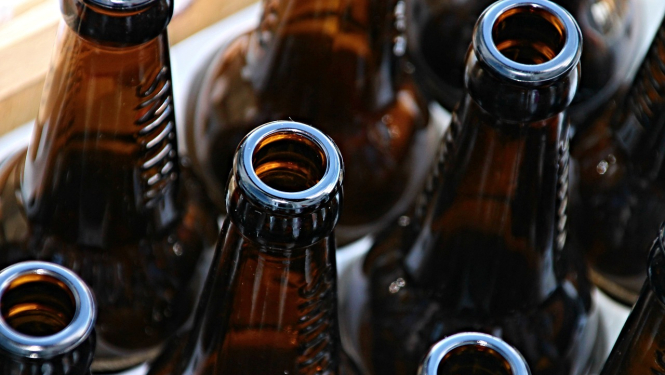 Brūnas stikla pudeles