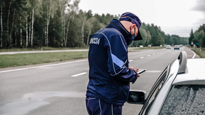 Valsts policijas darbinieks apturējis automašīnu