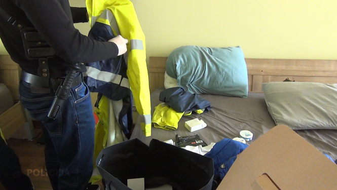 Policists pārbauda jakas kabatu saturu