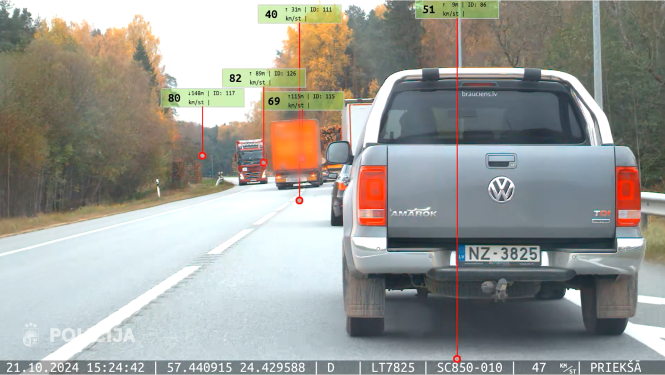 Kadrs no video reģistratora, smagā automašīna nedroši apdzen