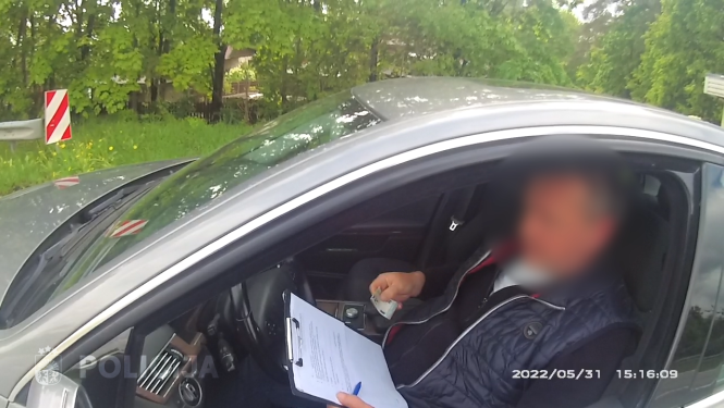 Kadrs no video, personai rokās naudas banknote