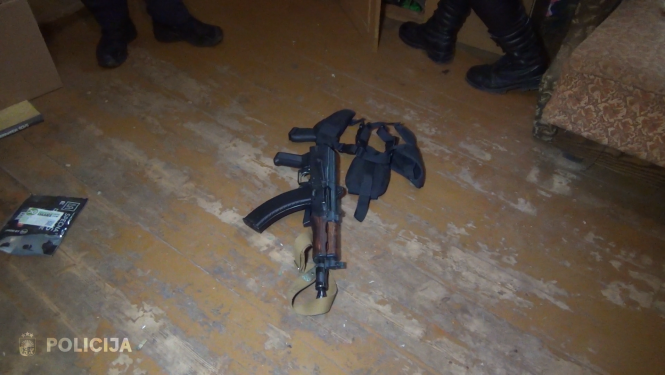 Kadrs no video, redzams uz grīdas nolikts iespējamais ierocis