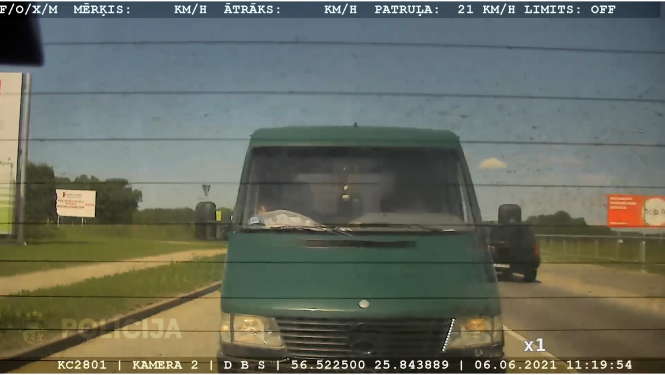 Kadrs no videoreģistratora ar bēgošu automašīnu