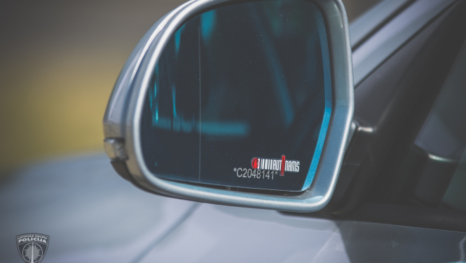 Automašīnas spogulis