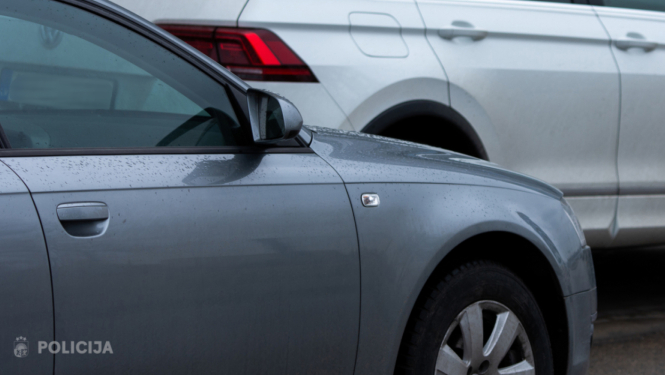 Pelēka vieglā automašīna priekšplānā un balts auto fonā