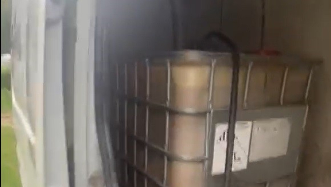 Kravas mikroautobusā 1000 litru kanna ar dīzeļdegvielu