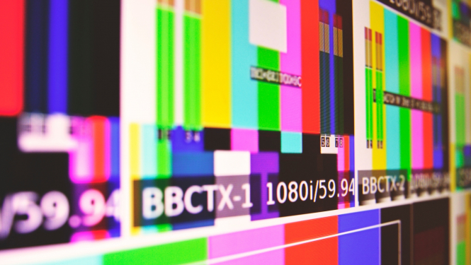 Platekrāna monitors, kurā redzamas TV krāsu joslas