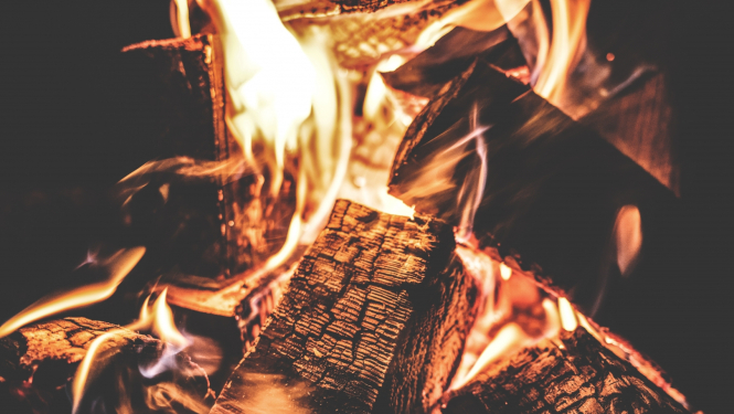 Degošas malkas pagales tuvplānā