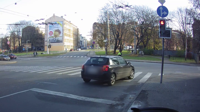 Automašīna krustojumā pie aizliedzošā signāla