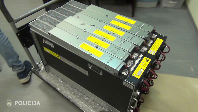 Serveru bloks, ko pārvieto