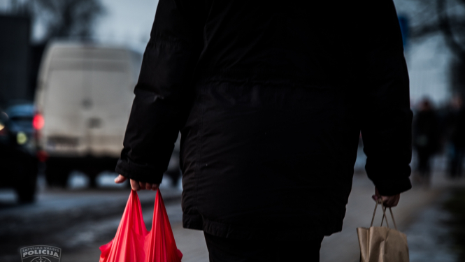 Cilvēks ar iepirkumu maisiņiem