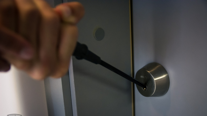 Durvju slēdzene, no kāda persona cenšas uzlauzt ar īlena palīdzību