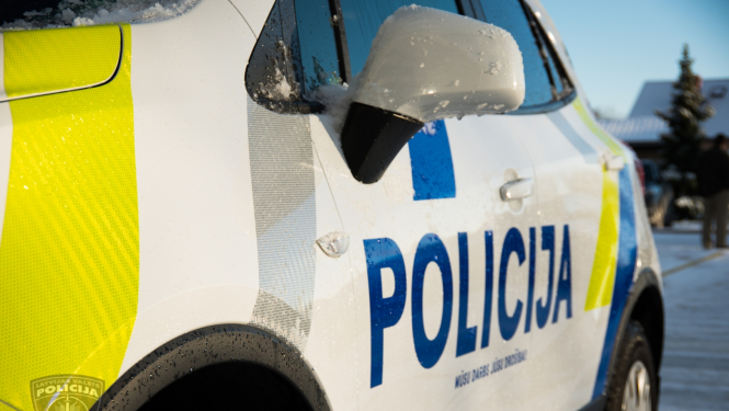 policijas uzraksts uz mašīnas sāna