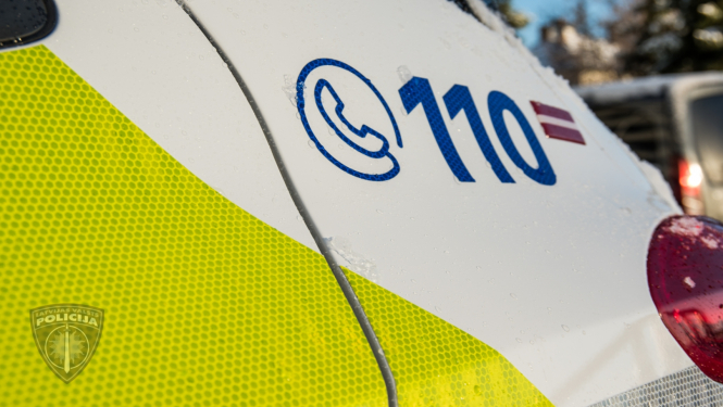 Valsts policijas automašīna, kurai virsū uzraksts 110