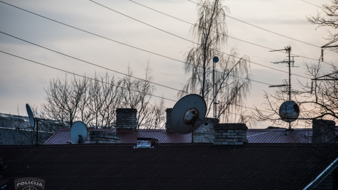 Mājas jumts ar vairākām televīzijas antenēm