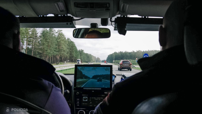 Skats no Valsts policijas automašīnas