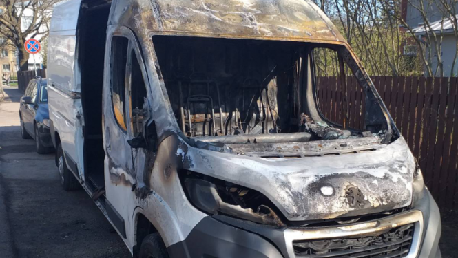 Aizturēts un apcietināts vīrietis, kurš Teikā un Juglā nodedzinājis kopumā piecus mikroautobusus