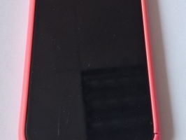 apple iphone priekšpuse rozā silikona maciņā