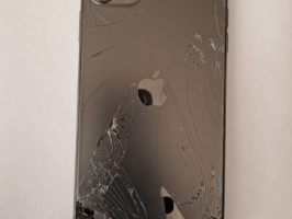 Bojāts iPhone ar saplaisājušu aizmuguri