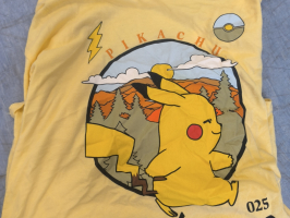 dzeltens t-krekls ar pikachu pokemon attēlu