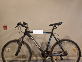 velosipēds melnā krāsā ar uzrkastu Muddy Fox