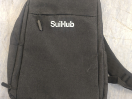 melna mugursoma ar baltu uzrakstu SuiHub