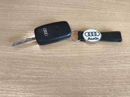 automašīnas atlslēgas ar audi simboliku