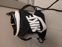 Melna soma ar uzrakstu baltā krāsā nike