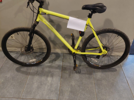 velosipēds spilgti dzeltenā krāsā
