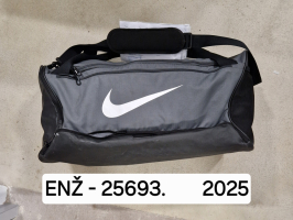 melna soma ar baltu nike logo