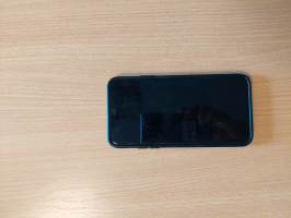 apple iphone melnā ietvarā
