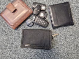 naudas maki un automašīnu atslēgas