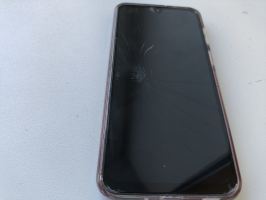 mobilais telefons Samsung tumšā krāsā ar caurspīdīgu silikona vāciņu