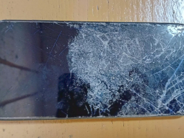 mobilais telefons redmi ar saplaisājušu ekrānu