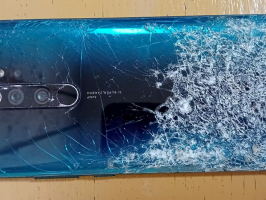 mobilais telefons redmi ar saplaisājušu aizmugurējo daļu