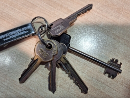 atslēgu saišķis ar piecām atslēgām un piekariņu mehu dienas