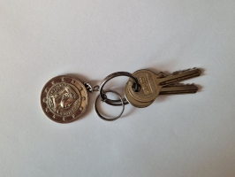 atslēgu saišķis ar divām atslēgām un piekariņu