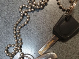 auto atslēgas ar metāla piekariņu bumbiņu ķēdītē