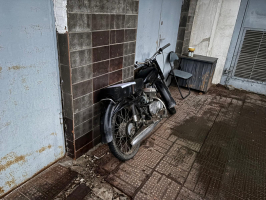 motocikls melnā krāsā