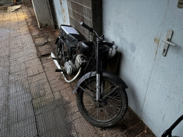 motocikls melnā krāsā