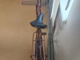 velosipēds tumši sarkanā krāsā bez kreisā pedāļa