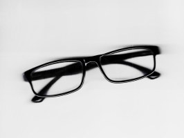 brilles ar bieziem melniem rāmjiem