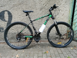 excell kalnu velosipēds melnu rāmi zaļiem uzrakstiem kena riepas