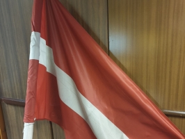 Latvijas Republikas valsts karogs baltā kātā